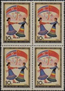 A1983朝鲜1983.10.25朝中友好团结-两国国旗、姑娘对舞.jpg