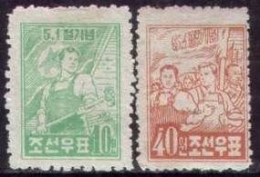 A1953朝鲜53年-国际劳动节.国旗.举铁锤的工人.游行队伍.jpg
