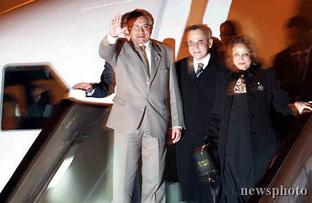 2006年2月19日，巴基斯坦总统佩尔韦兹·穆沙拉夫抵达北京首都国际机场.jpg