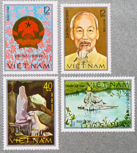 B1980年建国35周年胡志明高平省列宁河国徽4全新邮票.JPG